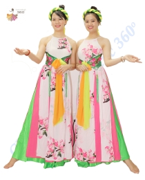 Đầm trắng hoa đào váy xanh lá 2 tua