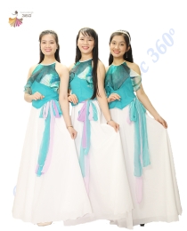 Yếm xanh váy trắng