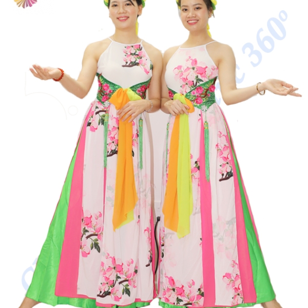 Đầm trắng hoa đào váy xanh lá 2 tua